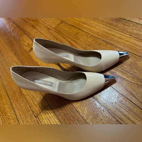 MICHAEL KORS  Made In Italy Beige Leather Silver Cap Pointed Toe Bumps Size 38 - Picture 2 of 9
